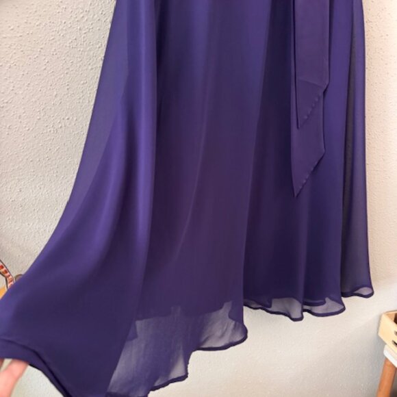 Vestido Morado Elegante con Lazo y Falda Fluida (Deep purple dress) - Picture 5 of 6